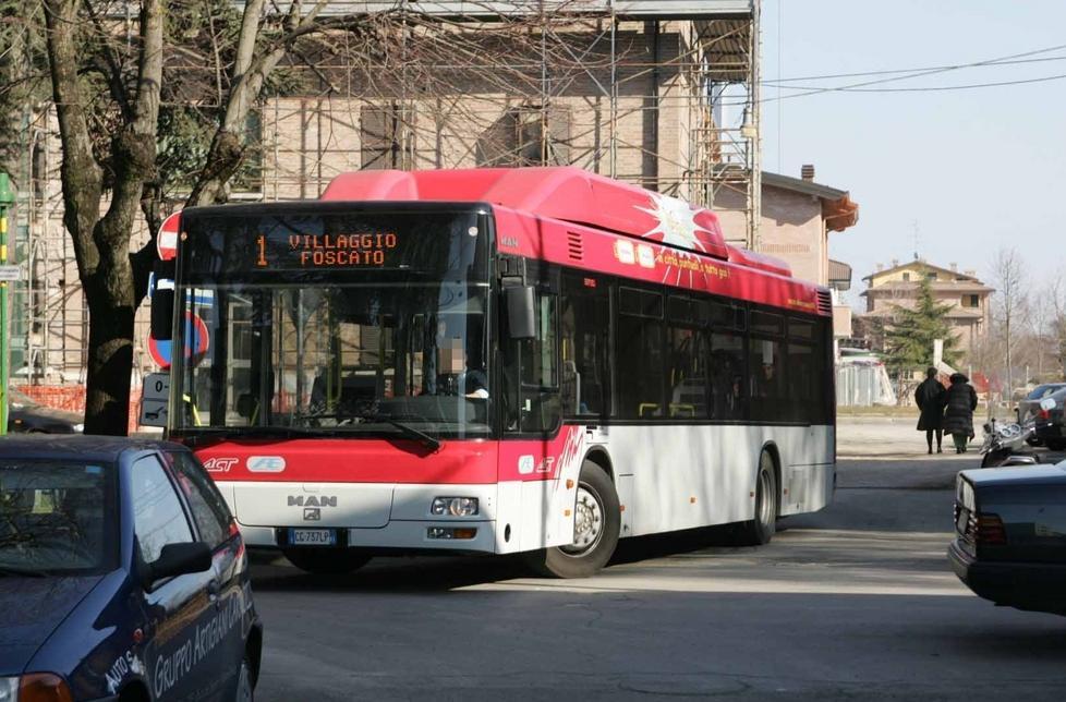 Si rompe il braccio per non cadere dal bus 