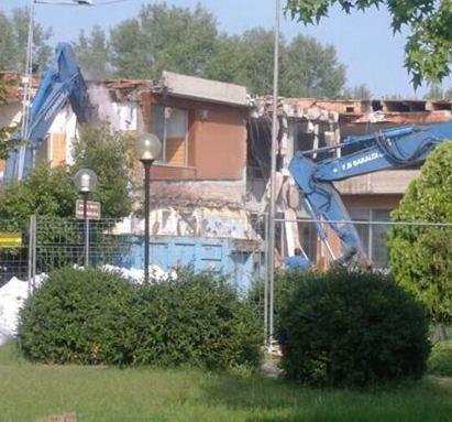 Così le ruspe abbattono le vecchie scuole 