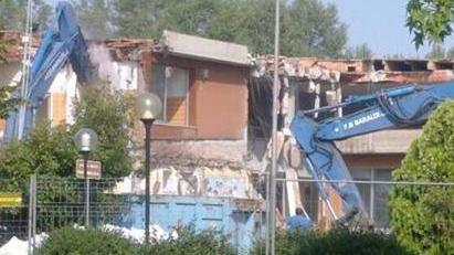 Così le ruspe abbattono le vecchie scuole