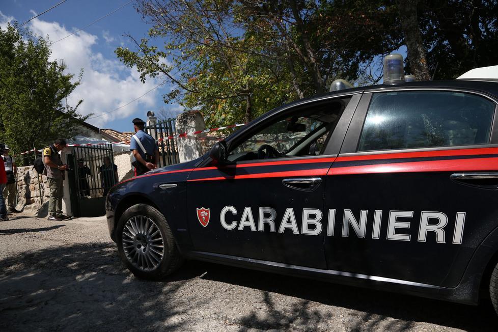 Vende i gioielli di famiglia per comprare la droga, via da casa il figlio violento 