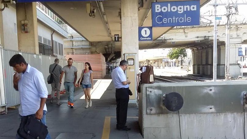 Treno, bus e pazienza, il viaggio sul regionale che porta a Prato