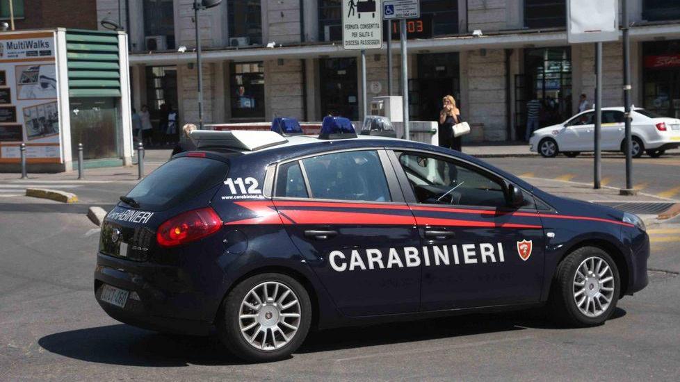 Spacciava eroina direttamente da casa, arrestato 41enne in via Paradisi