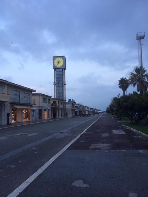 L’orologio della Passeggiata acceso di giorno, spento di notte 