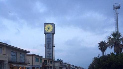 L’orologio della Passeggiata acceso di giorno, spento di notte