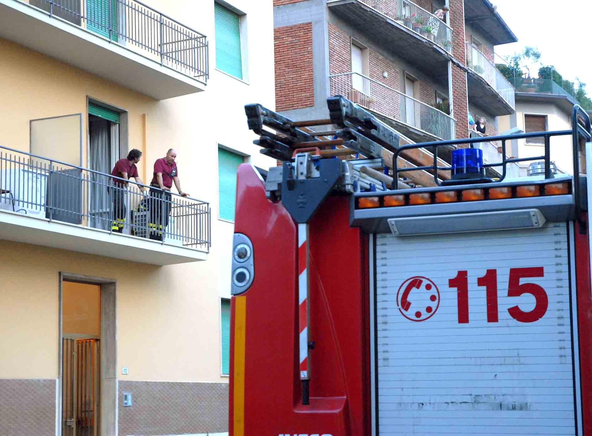 Muore in casa, se ne accorgono i vicini dopo una settimana 
