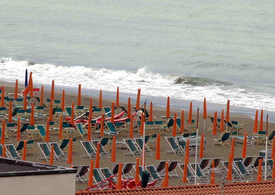 Allerta meteo per mareggiate in Versilia 