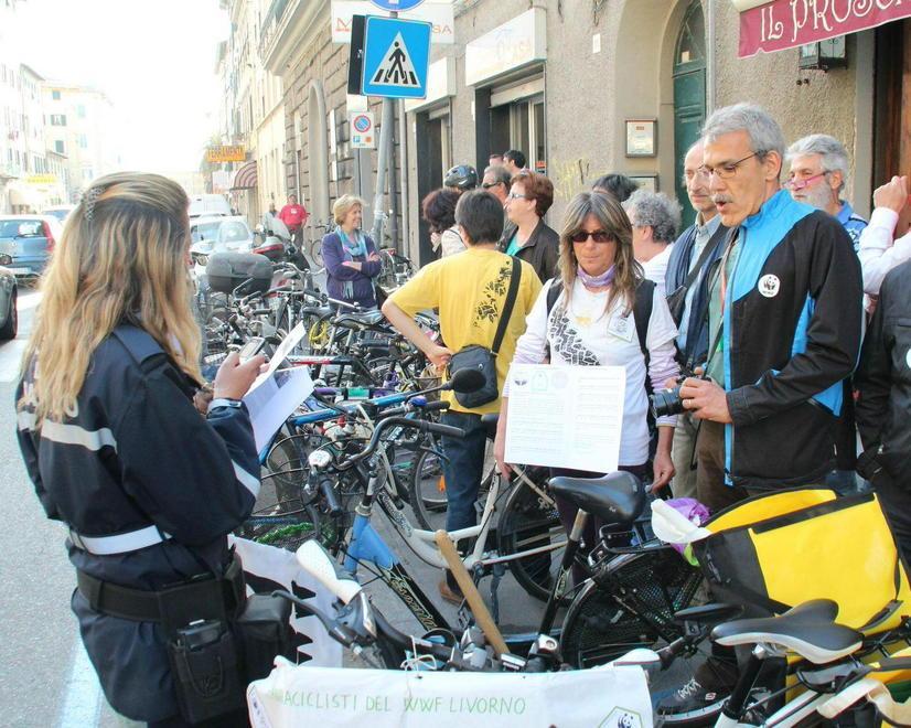“Il marciapiede non è una pista ciclabile”: volantinaggio dei vigili in via De Larderel 