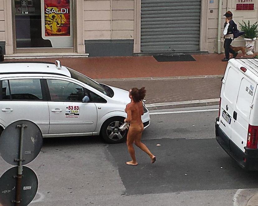 Nuda in strada, condannata a 5 mesi 
