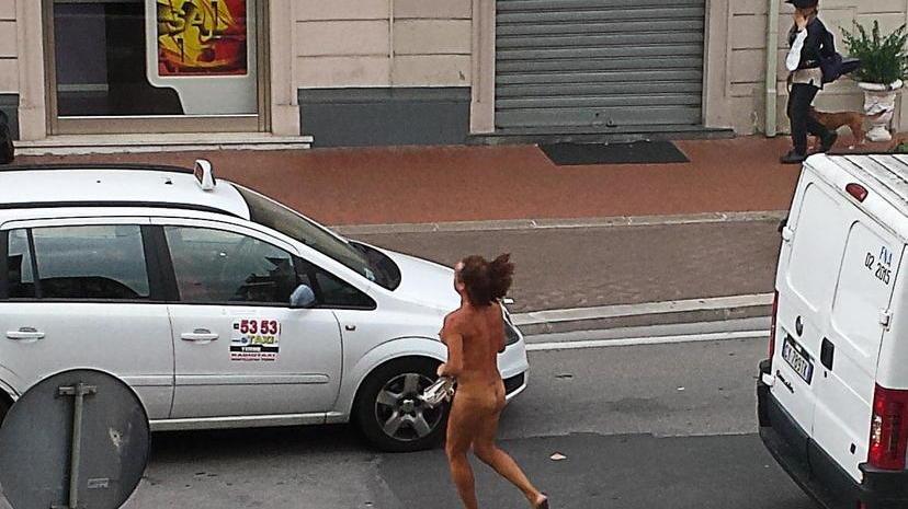 Nuda in strada, condannata a 5 mesi