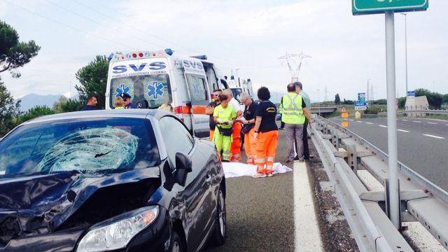 Attraversa a piedi la Variante, muore falciato da un'auto