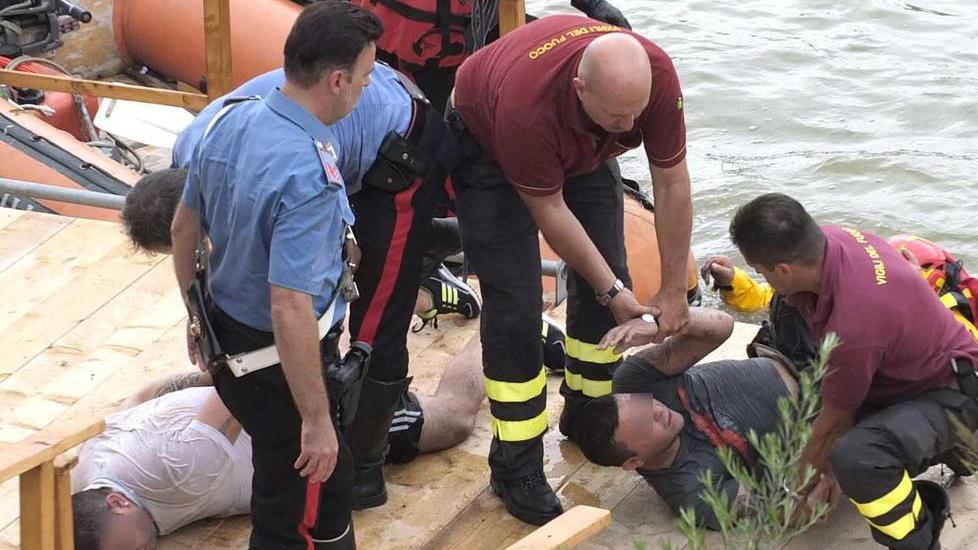 Si tuffano in Arno per evitare l’arresto