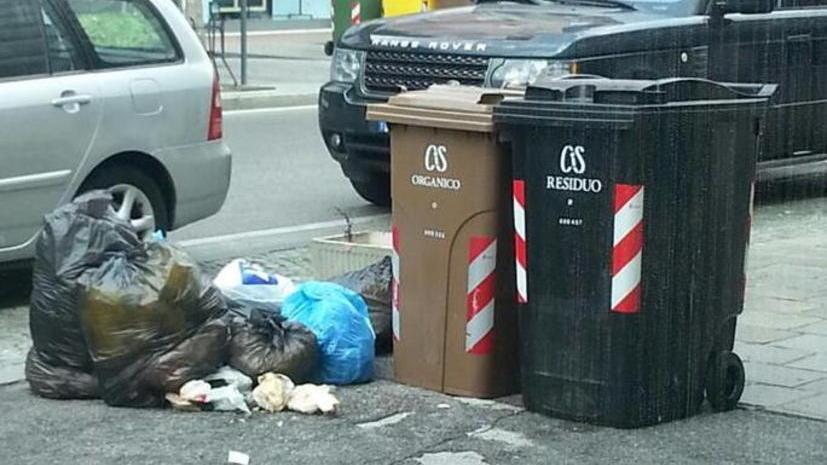 «Immondizia lasciata a marcire davanti ai negozi»