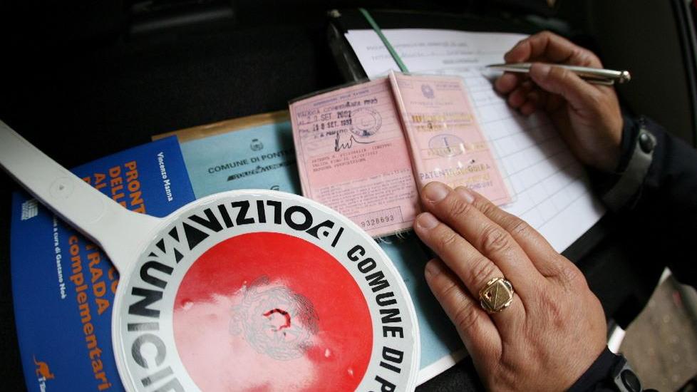 Controlli della municipale su 250 veicoli: 50 le multe