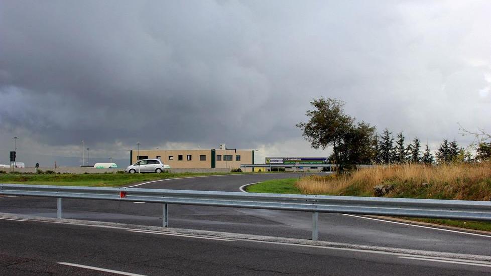 Sorpasso azzardato, capotta un’auto, illesi i due turisti