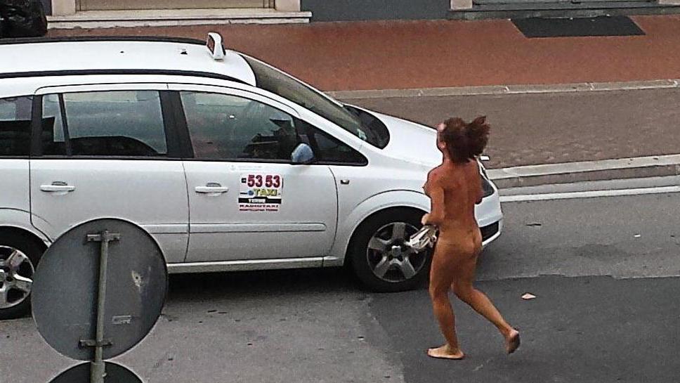 Trans gira nuda e aggredisce un tassista