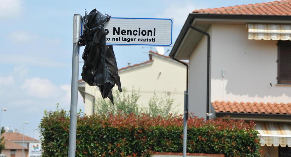 Via Nencioni, cartello già scoperto 