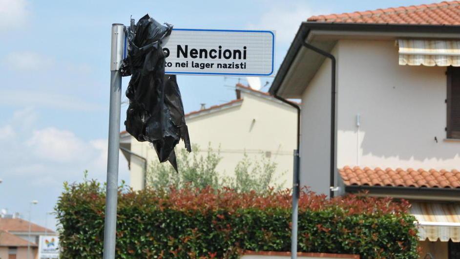 Via Nencioni, cartello già scoperto