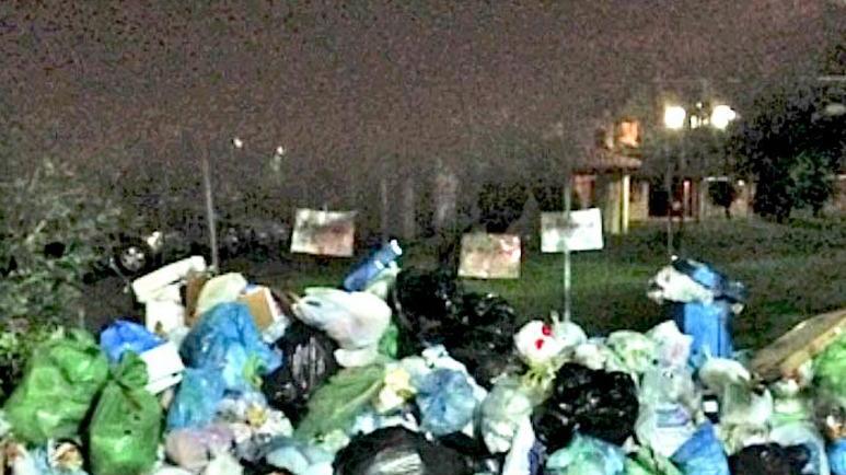 Protesta per i rifiuti abbandonati in strada