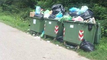 Cassonetti stracolmi di rifiuti
