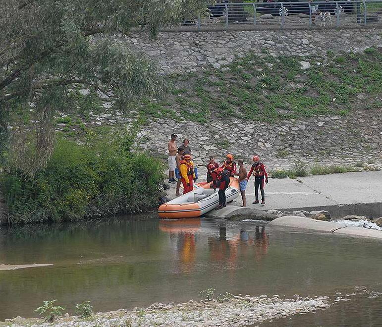 Anatra trafitta da un dardo sul fiume 
