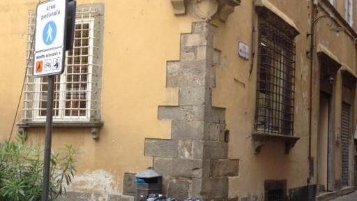 Rifiuti abbandonati in pieno centro