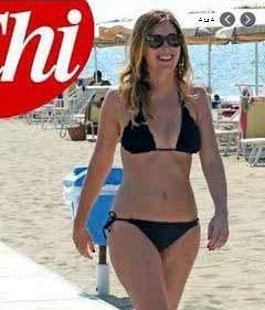 La ministra Boschi in riviera mostra il suo bikini nero