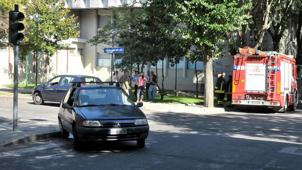 Semaforo spento, ennesimo scontro