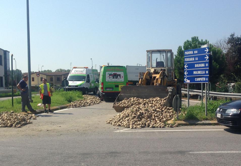 Camion perde il carico La viabilità va in tilt 
