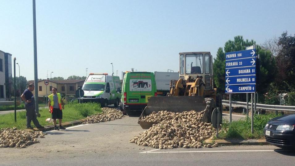 Camion perde il carico La viabilità va in tilt