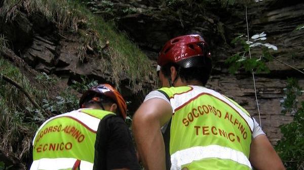 Fanano: padre e figli in bilico su un burrone, salvati
