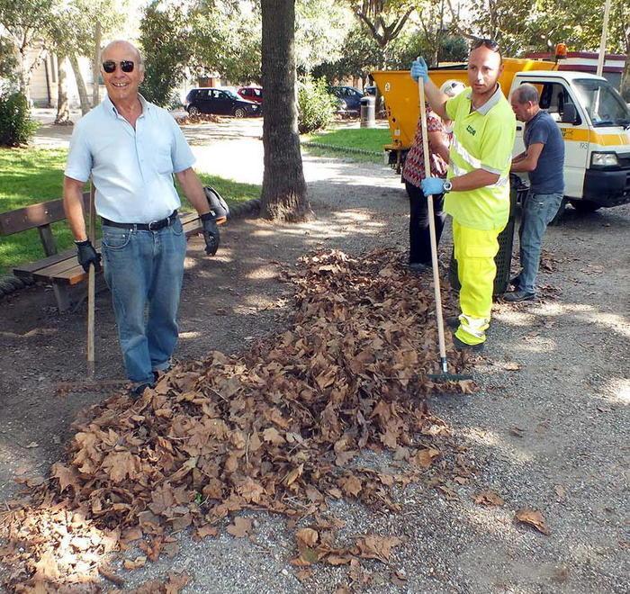 Piazza Dante è sporca così i cittadini la puliscono da soli 