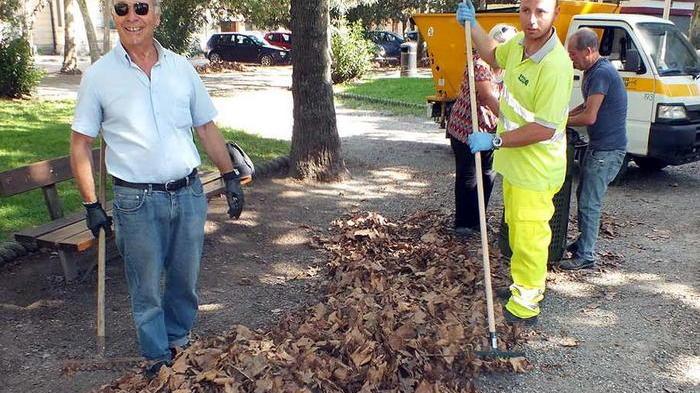 Piazza Dante è sporca così i cittadini la puliscono da soli