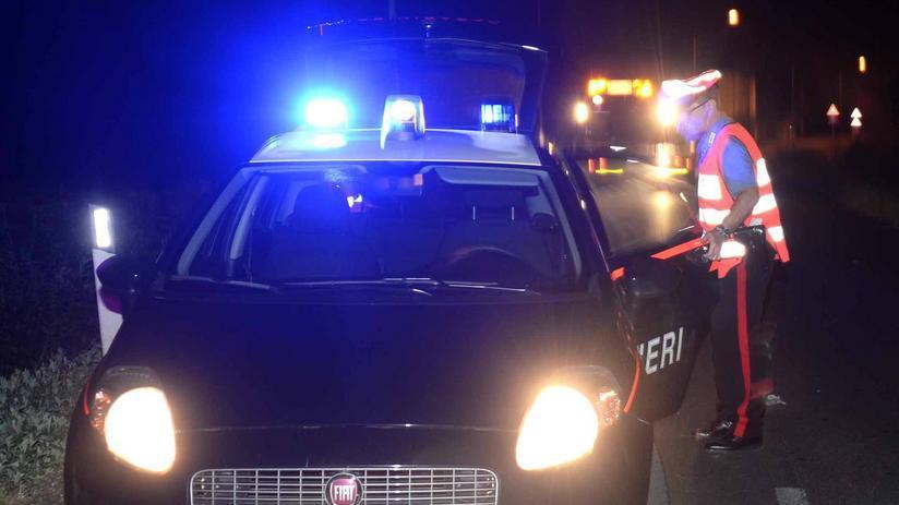 Si ferma per prestare aiuto e viene derubato