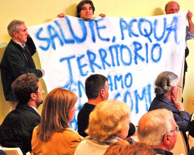 Si autoriduce la bolletta e Publiacqua minaccia di lasciarlo a secco 