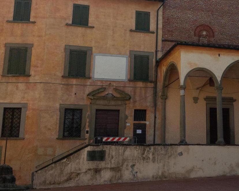 Crolla lo stemma in cemento dell’Abbazia sul Poggio di Fucecchio 
