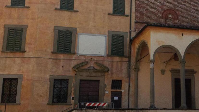 Crolla lo stemma in cemento dell’Abbazia sul Poggio di Fucecchio