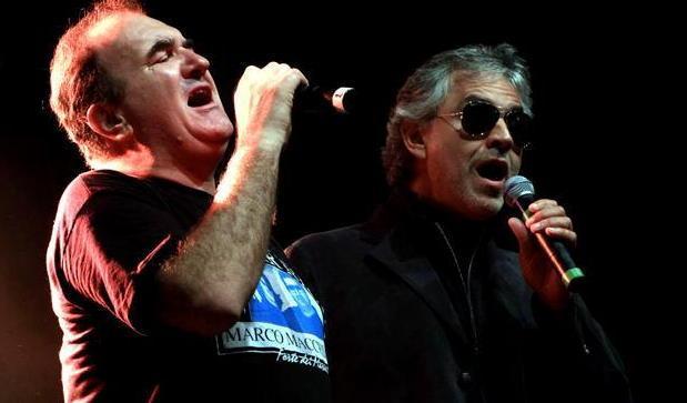 Andrea Bocelli canta gratis sul pontile di Forte dei Marmi 