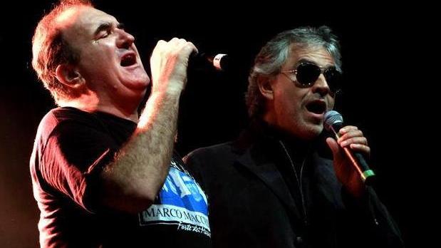 Andrea Bocelli canta gratis sul pontile di Forte dei Marmi