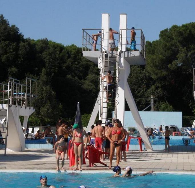 Fruga in due borse mentre è in piscina Denunciato 