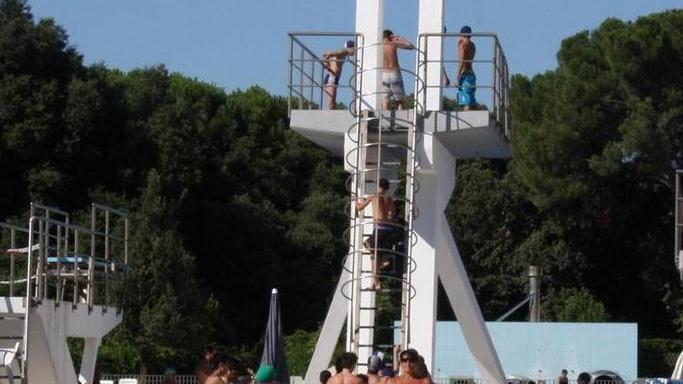 Fruga in due borse mentre è in piscina Denunciato