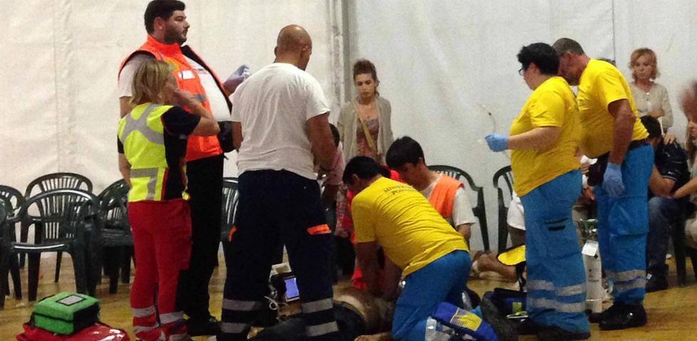 Malore alla festa, anziano ballerino salvato dai volontari 