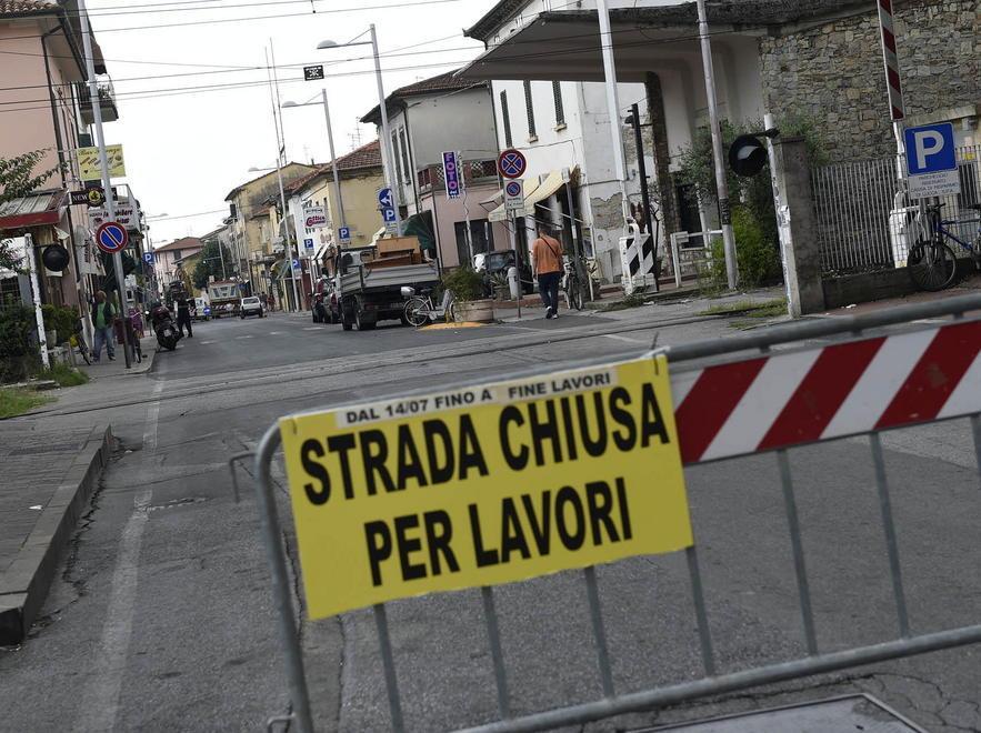 Cede la fognatura, chiusa per 24 ore via Marruota