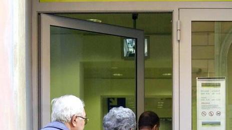 Seguito e derubato dell’intera pensione anziano di 88 anni