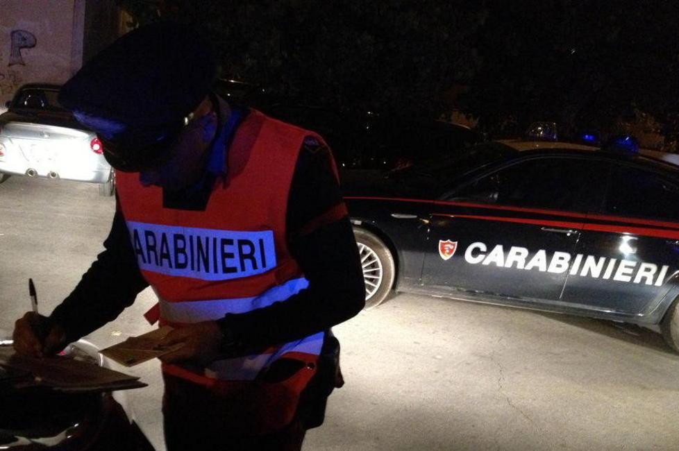 Non si ferma all’alt, fugge e poi picchia i carabinieri