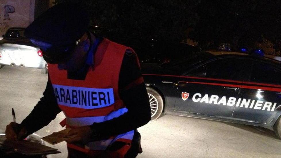 Non si ferma all’alt, fugge e poi picchia i carabinieri