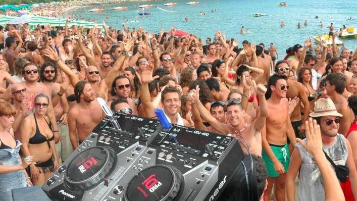 A Cavoli il beach party di Ferragosto