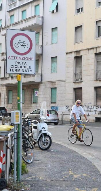 «Larderel, no alle bici sul marciapiede» E il vigile dà i volantini 