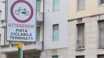 «Larderel, no alle bici sul marciapiede» E il vigile dà i volantini