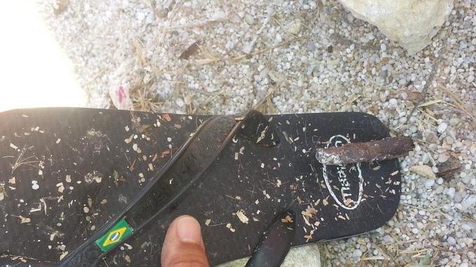 Is Aruttas, ferro in spiaggia ferisce turista