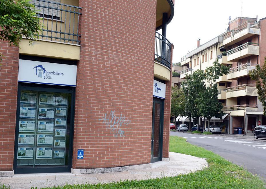 Ladri svaligiano agenzia immobiliare e scuola di inglese